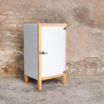 Gentlemen Designers Ancien frigo détourné en petit meuble, bois et gris clair