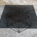 GENTLEMEN DESIGNERS Table basse vintage,design pieds métal Eiffel, plateau verre