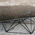 GENTLEMEN DESIGNERS Table basse vintage,design pieds métal Eiffel, plateau verre