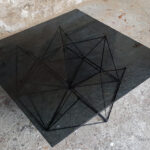 GENTLEMEN DESIGNERS Table basse vintage,design pieds métal Eiffel, plateau verre