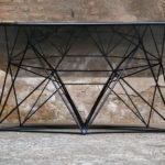 GENTLEMEN DESIGNERS Table basse vintage,design pieds métal Eiffel, plateau verre