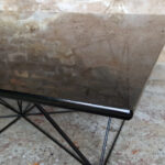 GENTLEMEN DESIGNERS Table basse vintage,design pieds métal Eiffel, plateau verre