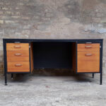 Grand bureau vintage graphique avec tiroirs en bois, teck