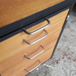 Grand bureau vintage graphique avec tiroirs en bois, teck