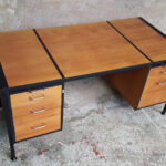 Grand bureau vintage graphique avec tiroirs en bois, teck