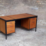 Grand bureau vintage graphique avec tiroirs en bois, teck
