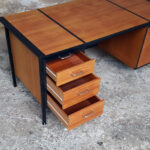 Grand bureau vintage graphique avec tiroirs en bois, teck