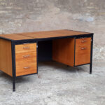 Grand bureau vintage graphique avec tiroirs en bois, teck