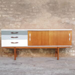 Enfilade vintage scandinave en teck, tiroirs dégradé gris Gentlemen Designers