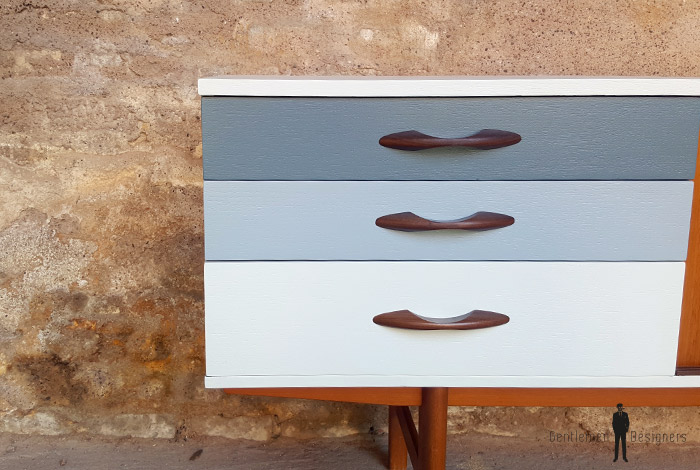 Enfilade vintage scandinave en teck, tiroirs dégradé gris Gentlemen Designers