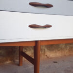 Enfilade vintage scandinave en teck, tiroirs dégradé gris Gentlemen Designers