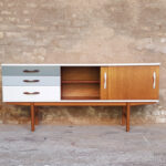 Enfilade vintage scandinave en teck, tiroirs dégradé gris Gentlemen Designers