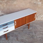 Enfilade vintage scandinave en teck, tiroirs dégradé gris Gentlemen Designers