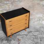 Commode vintage noir, 4 tiroirs chêne clair, pied compas