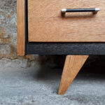 Commode vintage noir, 4 tiroirs chêne clair, pied compas