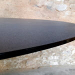 Table ronde vintage noir, pied tulipe métal plateau en verre