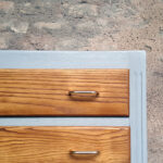 commode-vintage-grise-4-tiroirs-chene-pied-compas