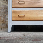 commode-vintage-grise-4-tiroirs-chene-pied-compas