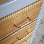 commode-vintage-grise-4-tiroirs-chene-pied-compas