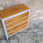 commode-vintage-grise-4-tiroirs-chene-pied-compas