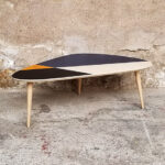 table_basse_tripode_graphique_bleu_noir_jaune_bois_cp_sur_mesure_vintage_unique_original_gentlemen_designers_strasbourg_paris_alsace_handschuheim_bas