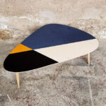 table_basse_tripode_graphique_bleu_noir_jaune_bois_cp_sur_mesure_vintage_unique_original_gentlemen_designers_strasbourg_paris_alsace_handschuheim_bas