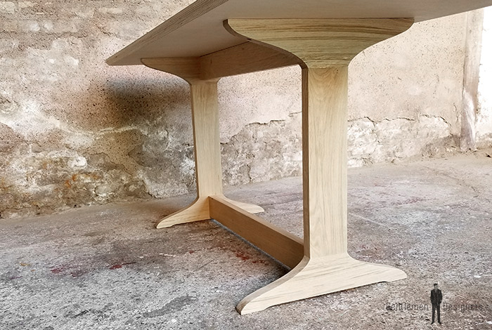 Table_esprit_scandinave_pieds_chene_massif_fenix_strat_noir_sur_mesure_vintage_unique_original_gentlemen_designers_strasbourg_paris_alsace_handschuheim_bas-rhin_france-(3)