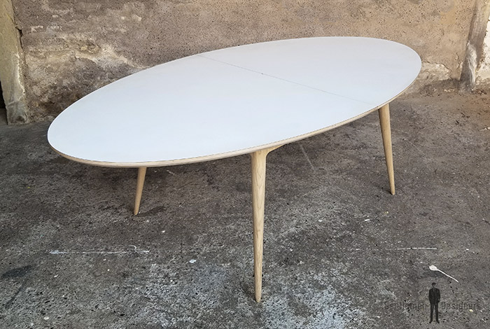 Table Ovale Avec Un Pietement En Chene Massif Local Et Un Plateau