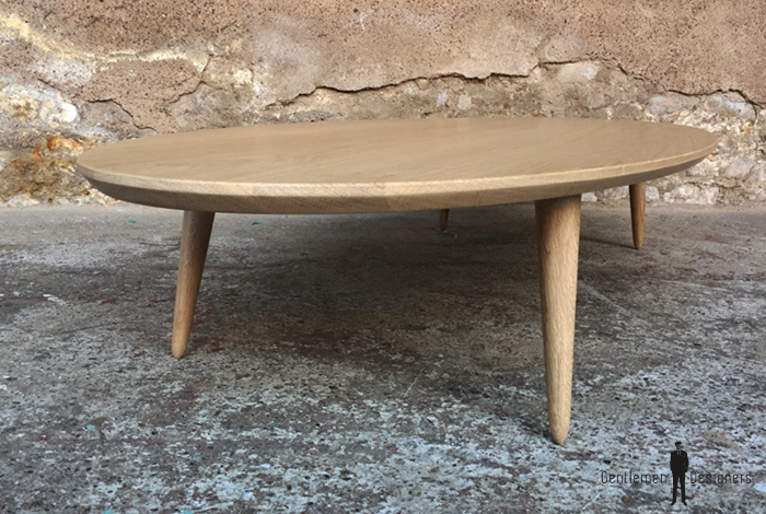 Table Basse Ovale En Chene Massif Local Et Pieds Tournes En Chene