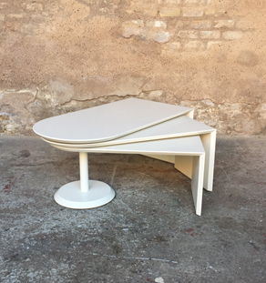 Table basse vintage blanche avec 3 plateaux pivotants à 360°, since 1960