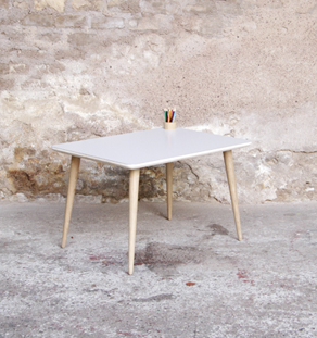 Bureau d'enfant avec un plateau coloré et des pieds en chêne