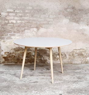 Table à manger ronde avec un revêtement gris pour 4 personnes