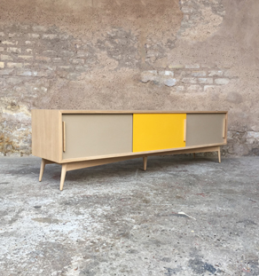 Meuble TV en chêne avec 3 portes coulissantes beige et jaune