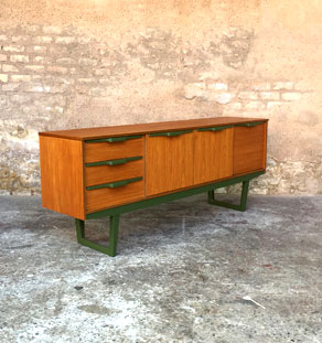 Enfilade scandinave année 60 en teck blond, relookée en vert olive