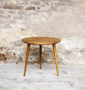 table basse ronde en noyer massif. Forêt gérée durablement.