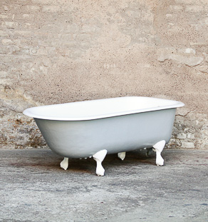 Baignoire ancienne restaurée, en fonte émaillée, sur pied modèle griffes d'aigle - Circa 1920