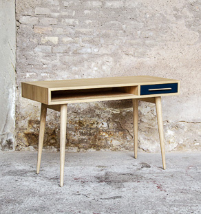 Bureau console en chêne avec une niche et un tiroir bleu