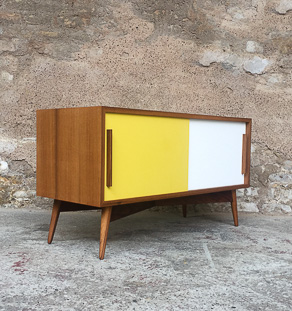 Meuble TV en teck avec des portes coulissantes jaune et blanche