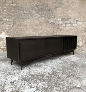 Meuble TV et vinyles en chêne teinté composé de 3 portes coulissantes