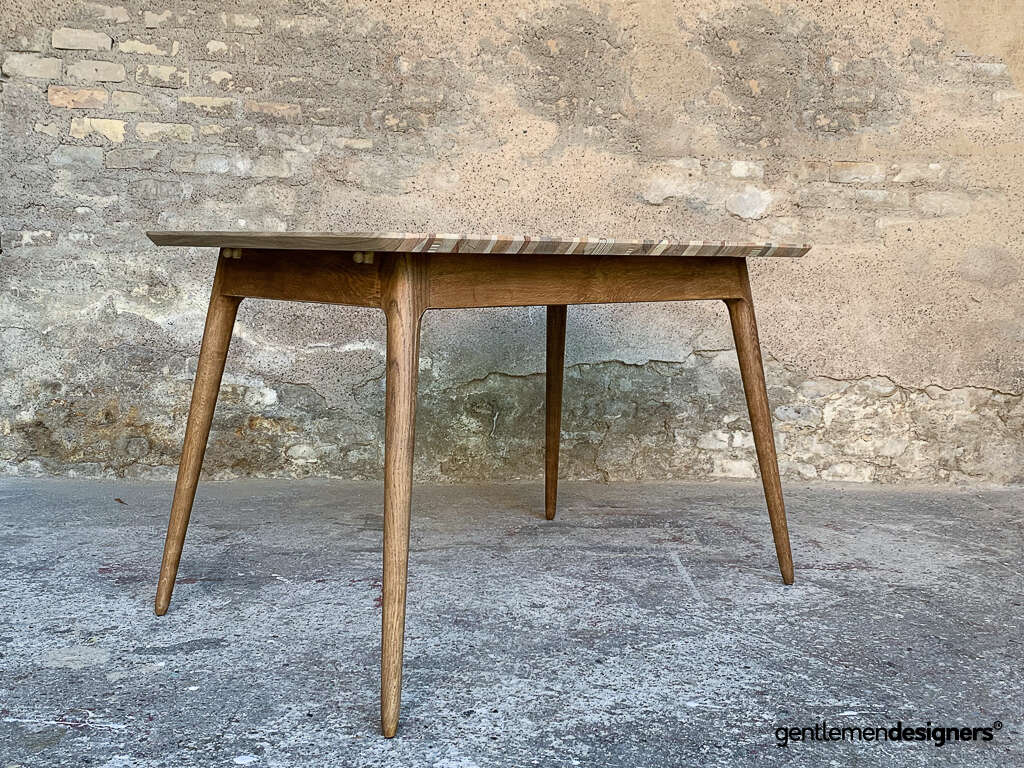 Table A Manger Composee De Differents Bois Massif Pour 6 A 8 Personnes
