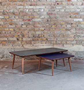 Duo de tables basses rectangulaire grise et carré bleu
