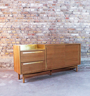 Enfilade buffet en chêne et laiton comprenant 2 portes coulissantes