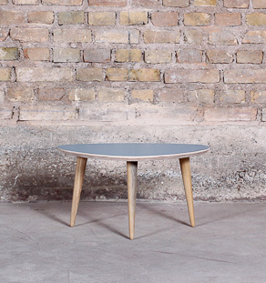 Table basse tripode 60x40cm, plateau bleu, pieds compas chêne massif