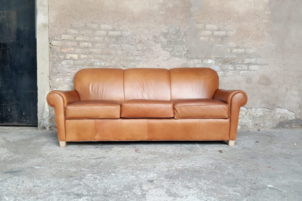 Canape_cuir_brun_3_places_chesterfield_caramel_confortable_vintage_ancien_gentlemen_designers_strasbourg_Influences_concept_store_alsace_paris_lyon_01