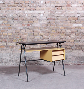 Petit bureau vintage avec deux tiroirs et plateau inclinable, circa 1960