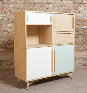 Buffet haut vaisselier avec un espace bar et des portes coulissantes
