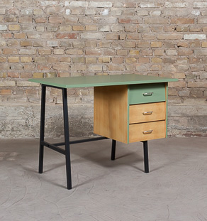 Bureau vintage composé de 3 tiroirs en acier noir et bois clair relooké vert, cira 1960