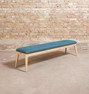 Banc sur-mesure avec un piétement en chêne massif local et tissu bleu