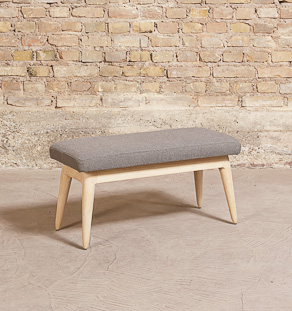 Banc sur-mesure avec un piétement en chêne massif local et tissu taupe