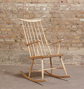 Rocking chair scandinave en bois massif clair, style Tapiovaara, circa 1960